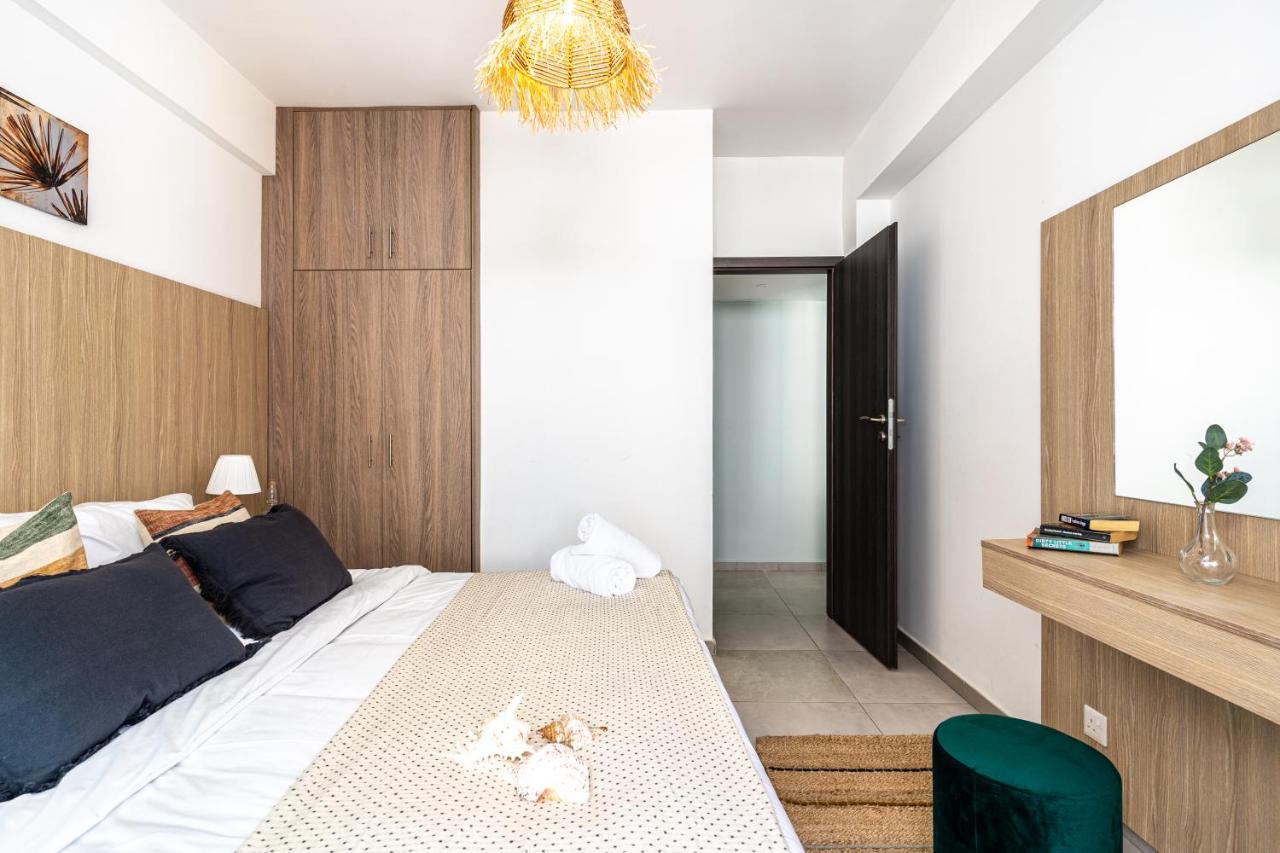 Beach Daze 1-Br Apt By Finikoudes Beach Ларнака Екстер'єр фото