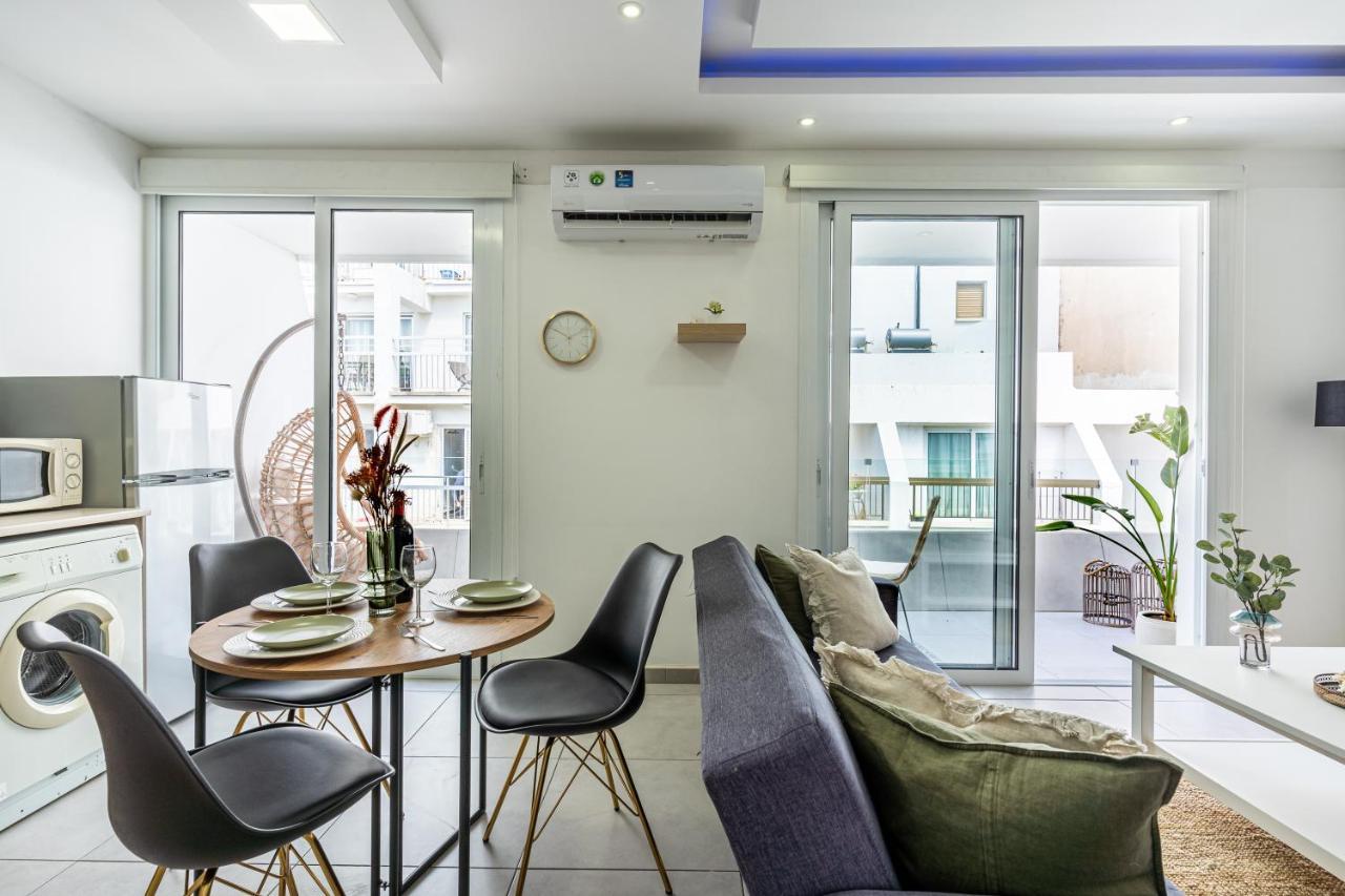 Beach Daze 1-Br Apt By Finikoudes Beach Ларнака Екстер'єр фото