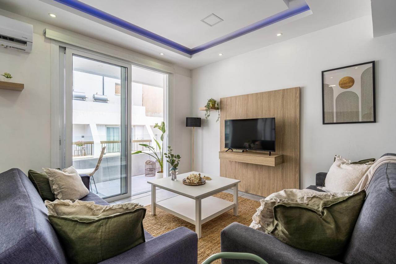 Beach Daze 1-Br Apt By Finikoudes Beach Ларнака Екстер'єр фото