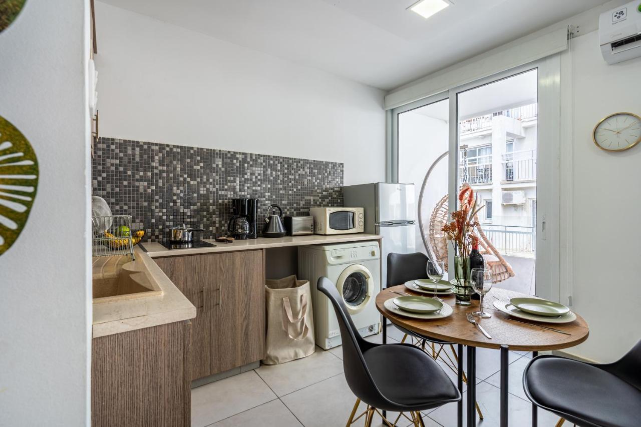Beach Daze 1-Br Apt By Finikoudes Beach Ларнака Екстер'єр фото