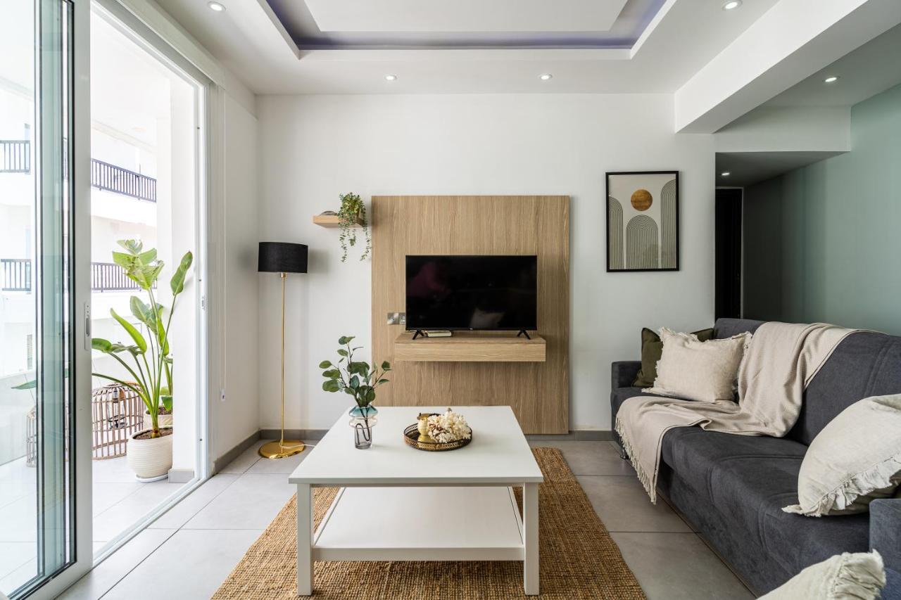 Beach Daze 1-Br Apt By Finikoudes Beach Ларнака Екстер'єр фото